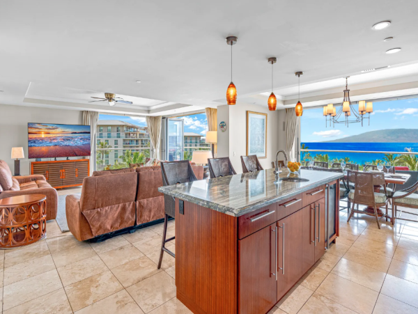 Gorgeous 6-Bedroom Retreat in Maui with Amazing Views